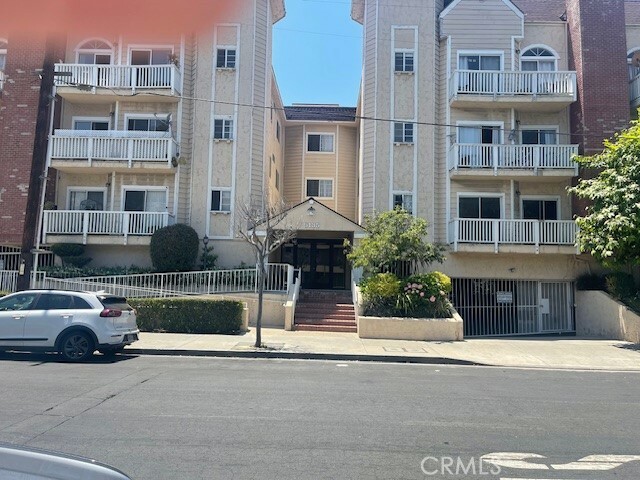 Property Photo:  5135 Zelzah Avenue 202  CA 91316 