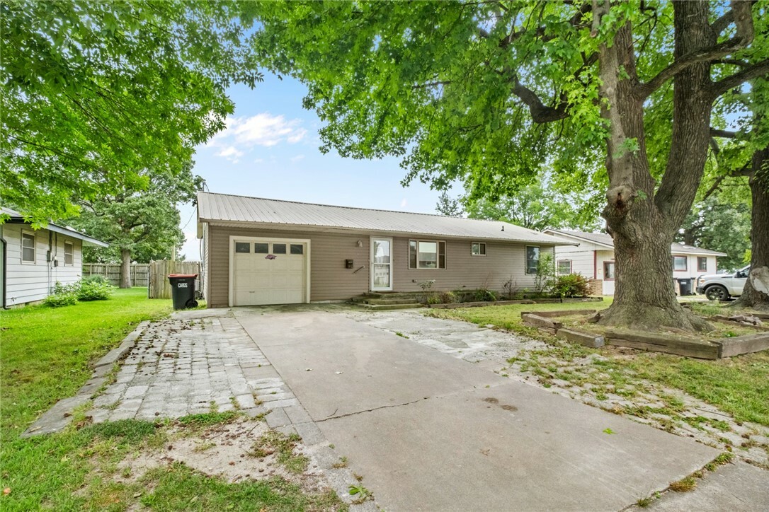 Property Photo:  1407 Shipley Street  AR 72764 