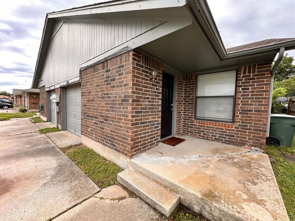 Property Photo:  
