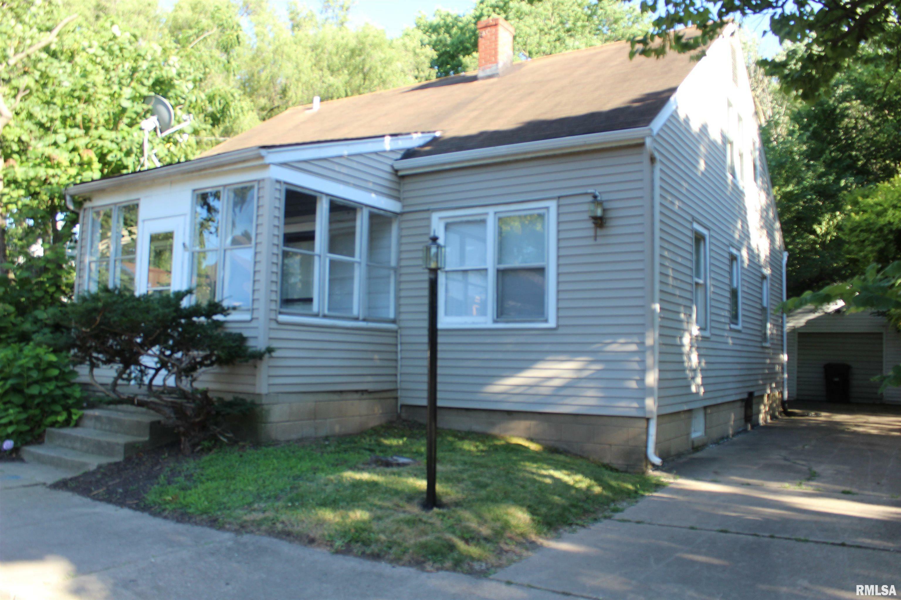 Property Photo:  828 W Armstrong Avenue  IL 61606 