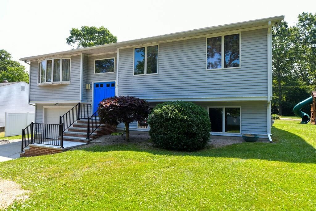 Property Photo:  7 Woodhaven Drive  RI 02919 