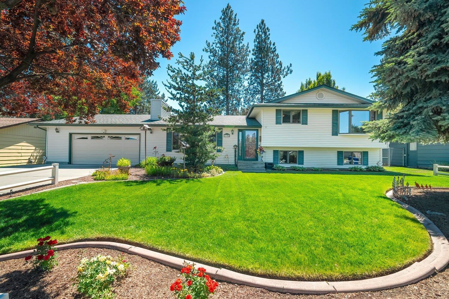 Property Photo: 11704 N Guinevere Dr WA 99218