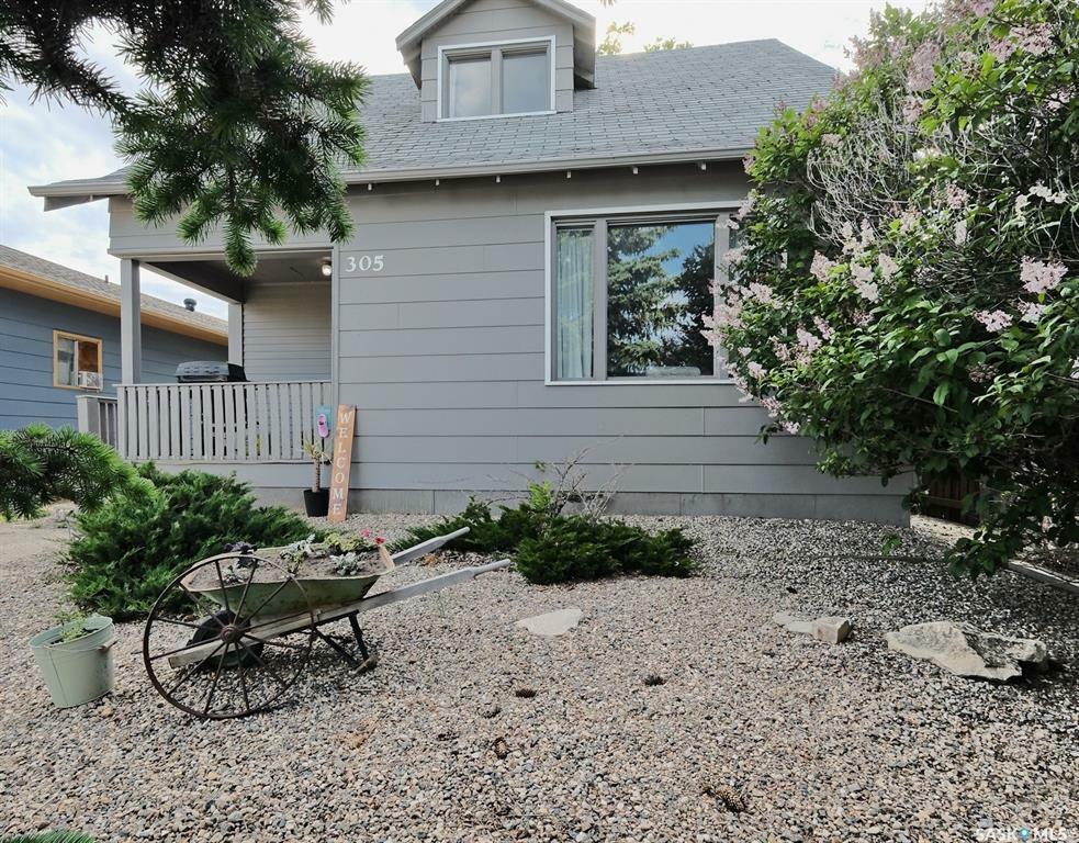 Property Photo:  305 6th Street E  SK S0L 2V0 