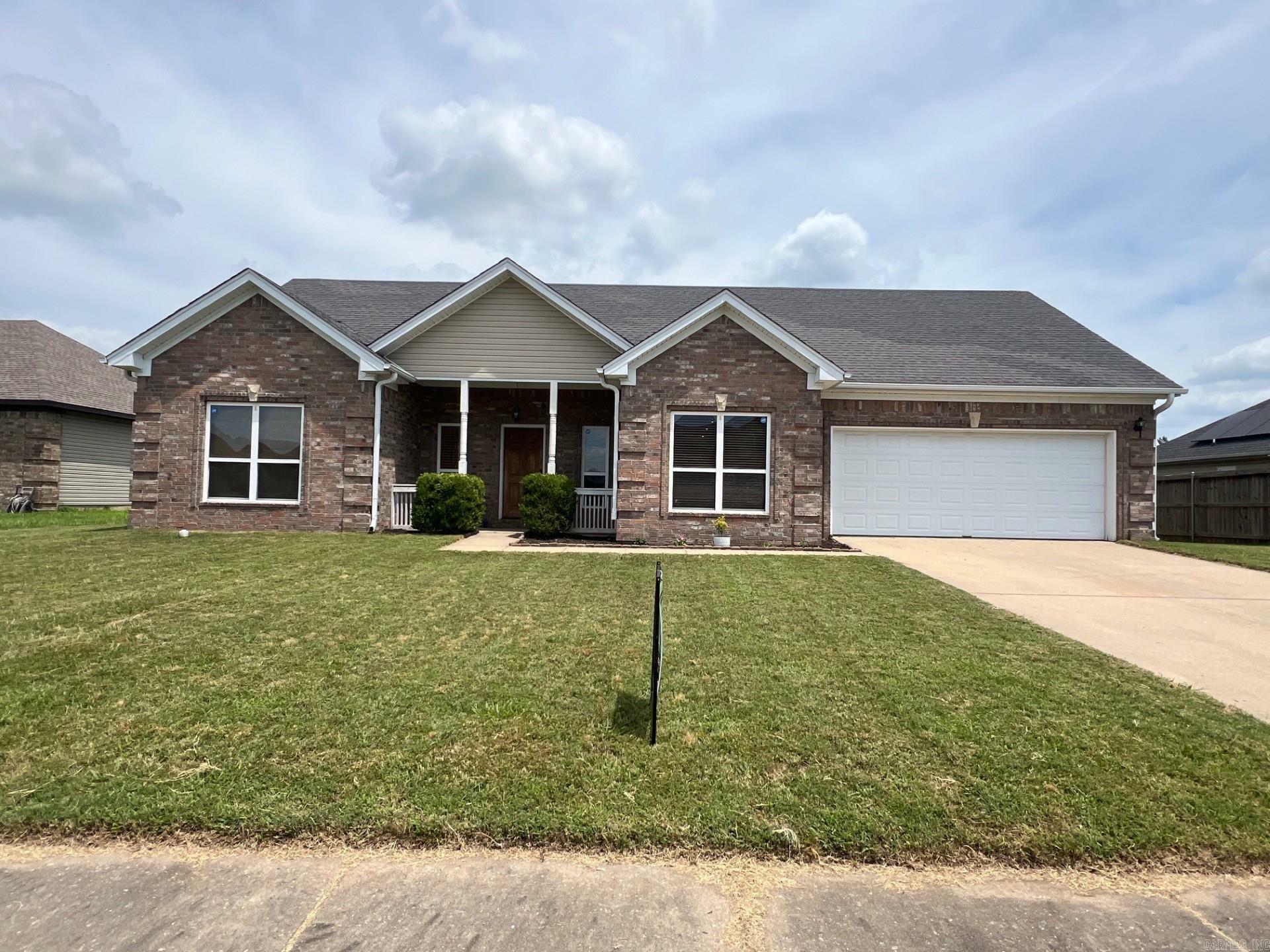 Property Photo: 13701 Harewood Manor AR 72117