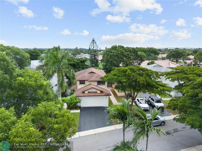 Property Photo:  570 Lakeside Cir  FL 33326 