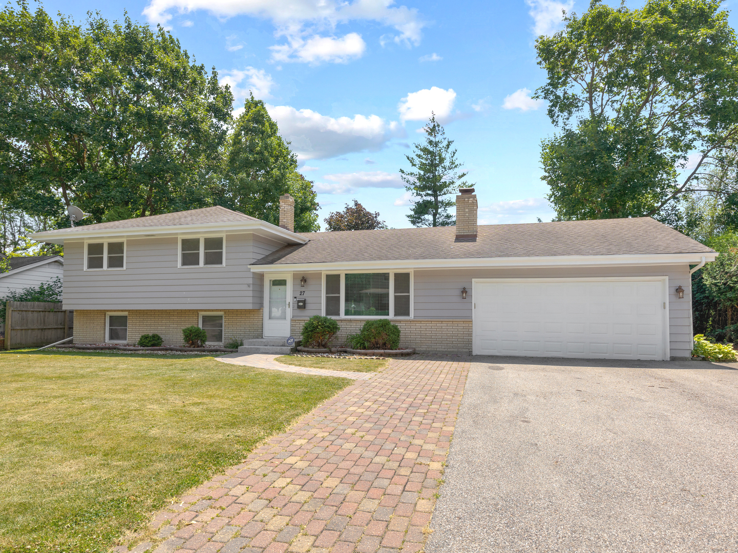 Property Photo:  27 E James Way  IL 60013 