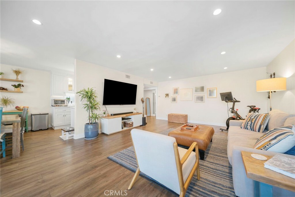 Property Photo:  5301 Balboa Boulevard C6  CA 91316 