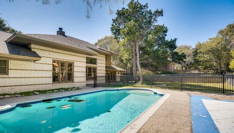 Property Photo:  813 Cobblestone Court  TX 75104 