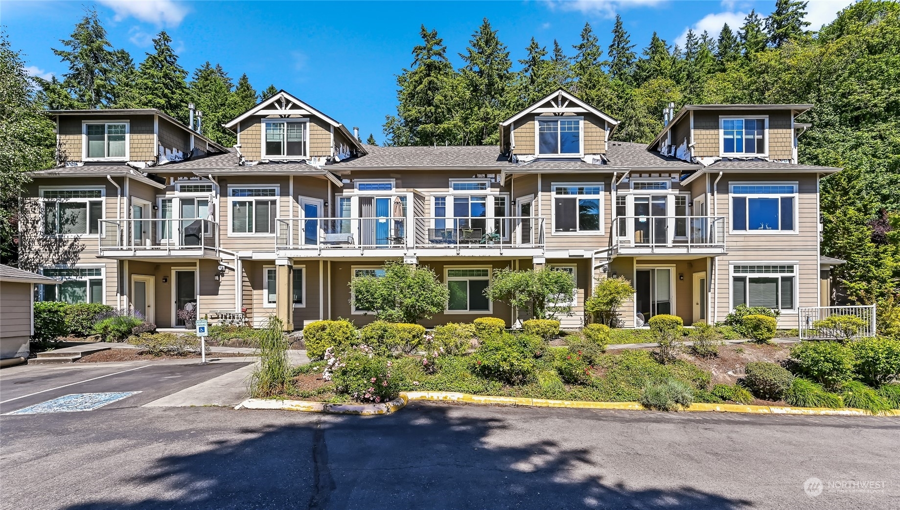 Property Photo: 3500 E Lake Sammamish Parkway SE 6-103 WA 98075