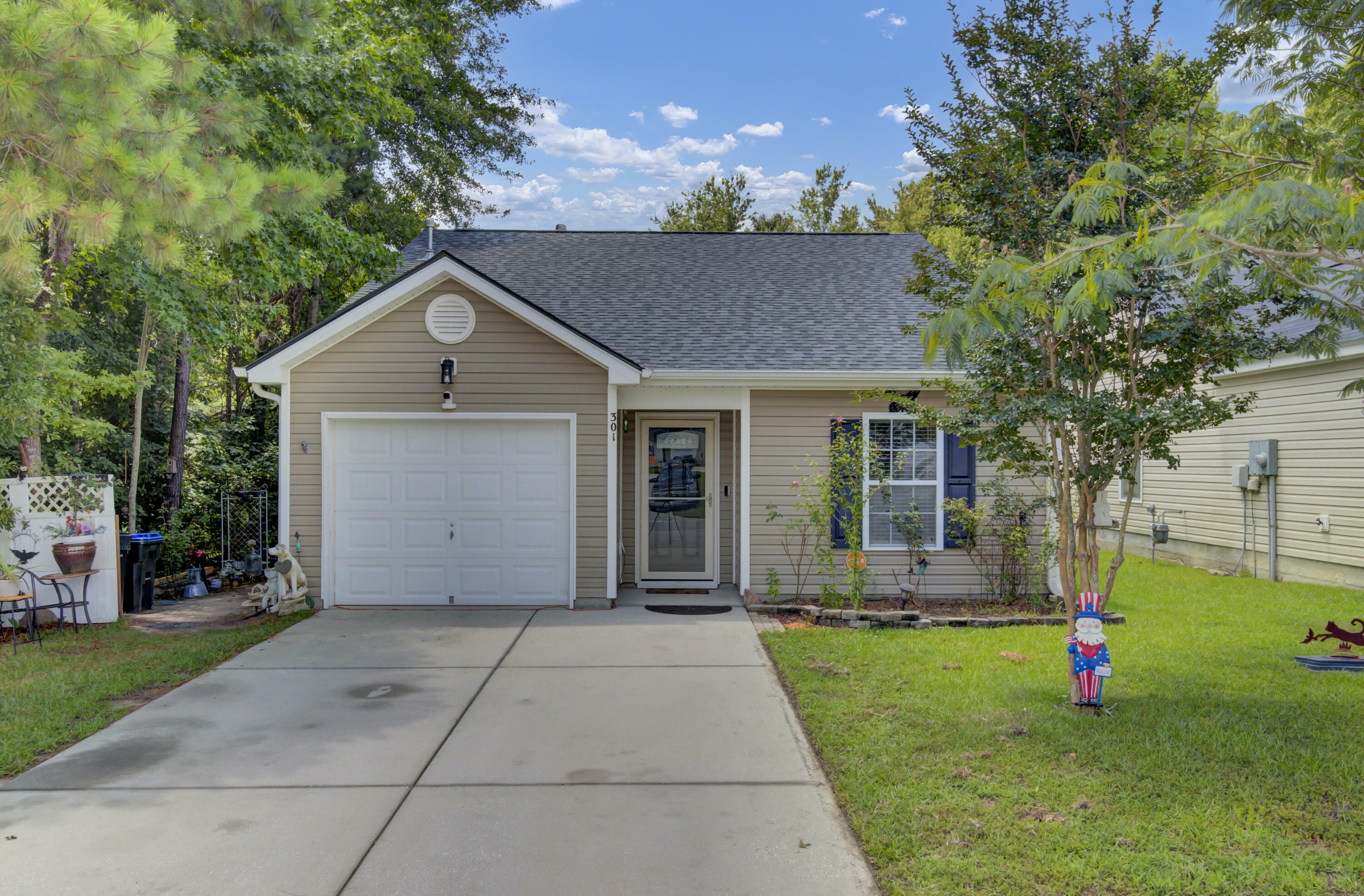 Property Photo:  301 Salkahatchie Street  SC 29485 