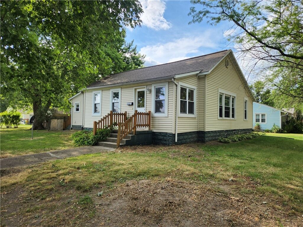 Property Photo:  7 E Madison Avenue  IL 62411 