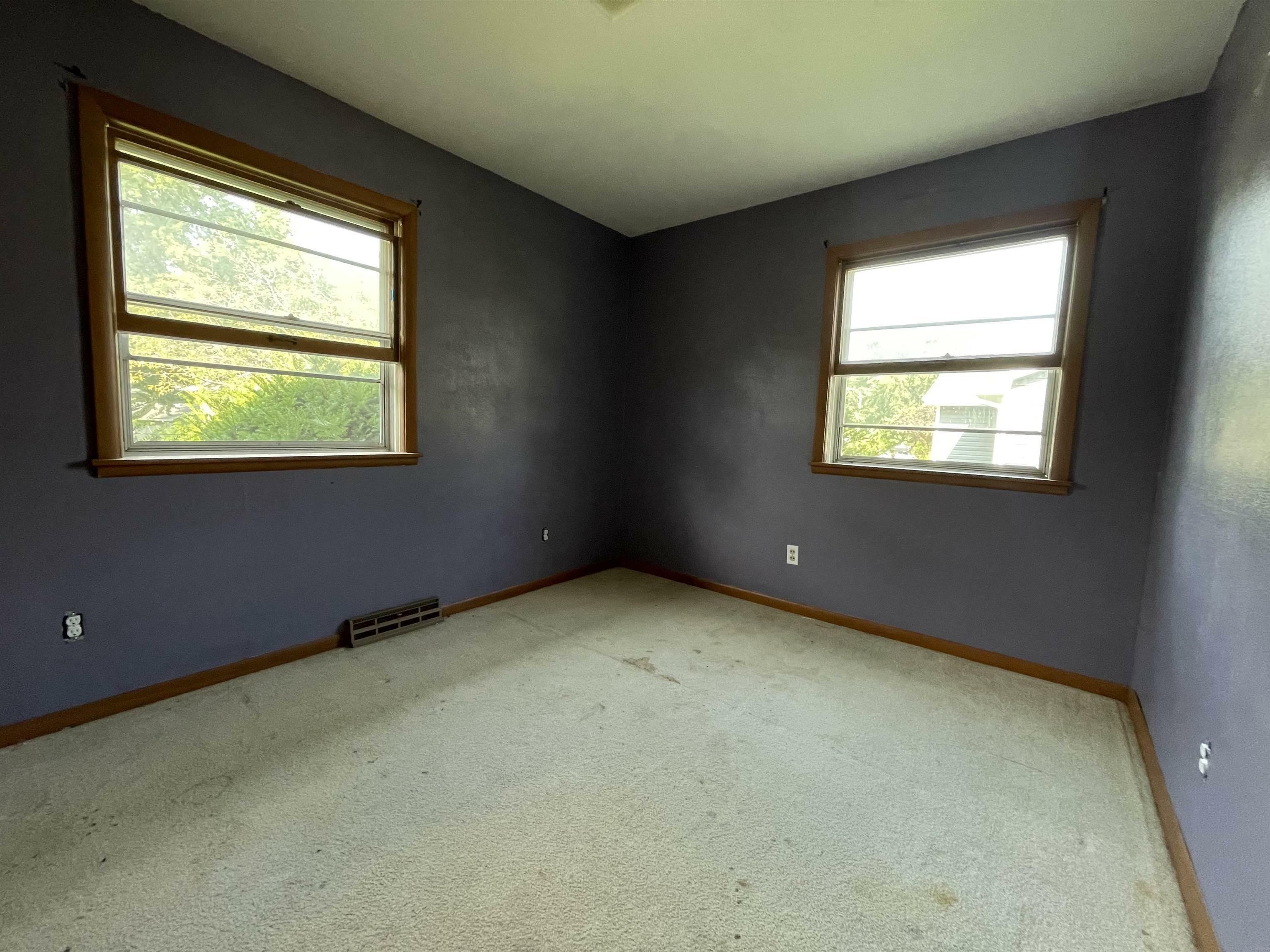 Property Photo:  915 Greenfield Ave  IA 50677 