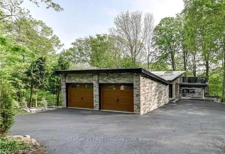 Photo de la propriété:  484 Westmount Dr  ON N6K 1X5 