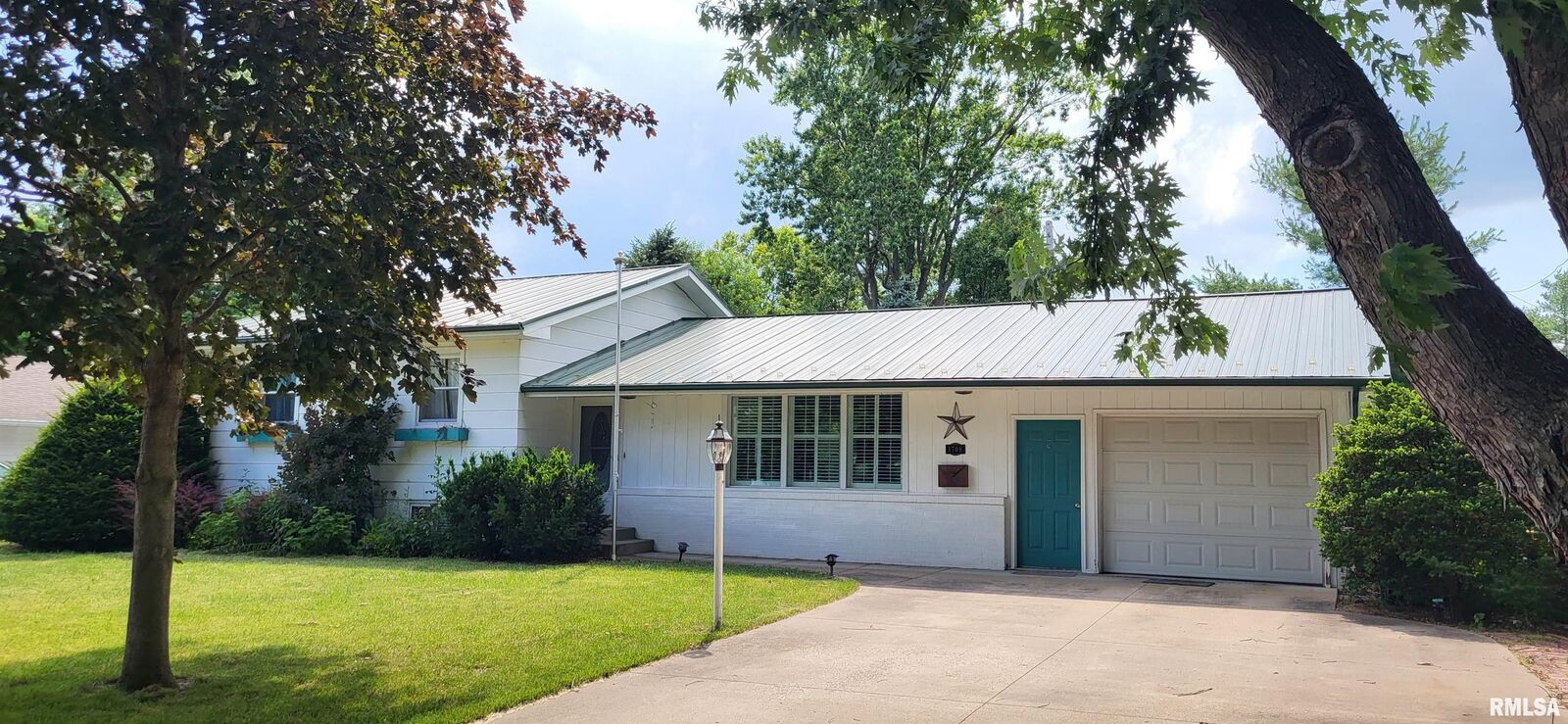 Property Photo: 1708 Brentwood Avenue IL 61401