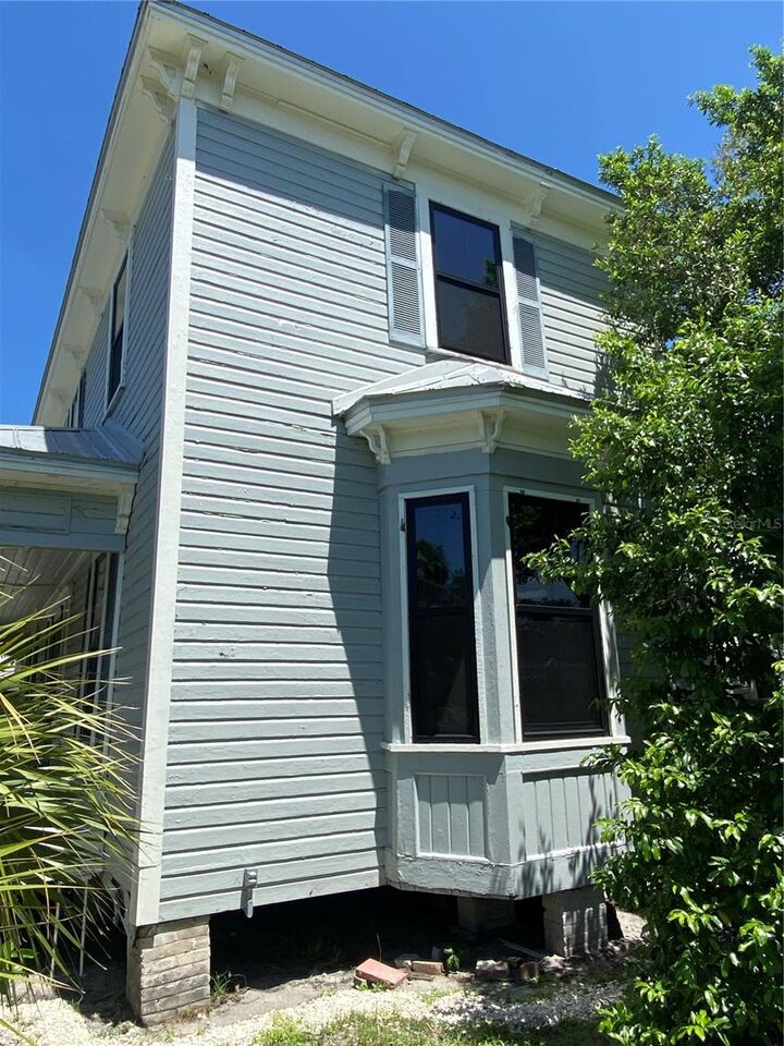 Property Photo: 510 W Oak Street FL 34266