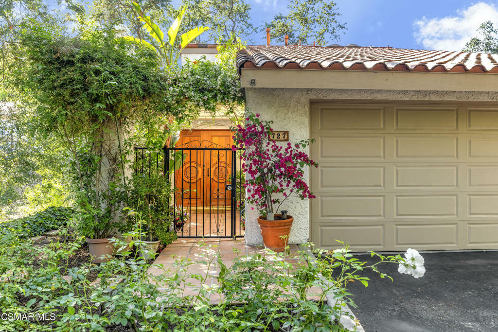 Property Photo:  727 Arroyo Oaks Drive  CA 91362 