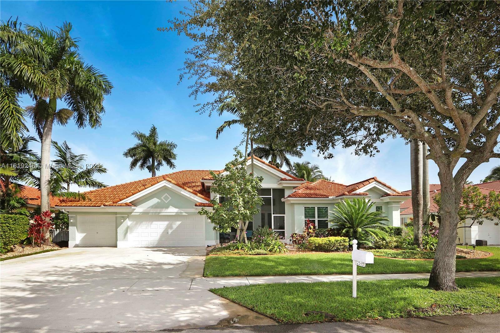 Property Photo:  2565 W Fairways Dr  FL 33035 