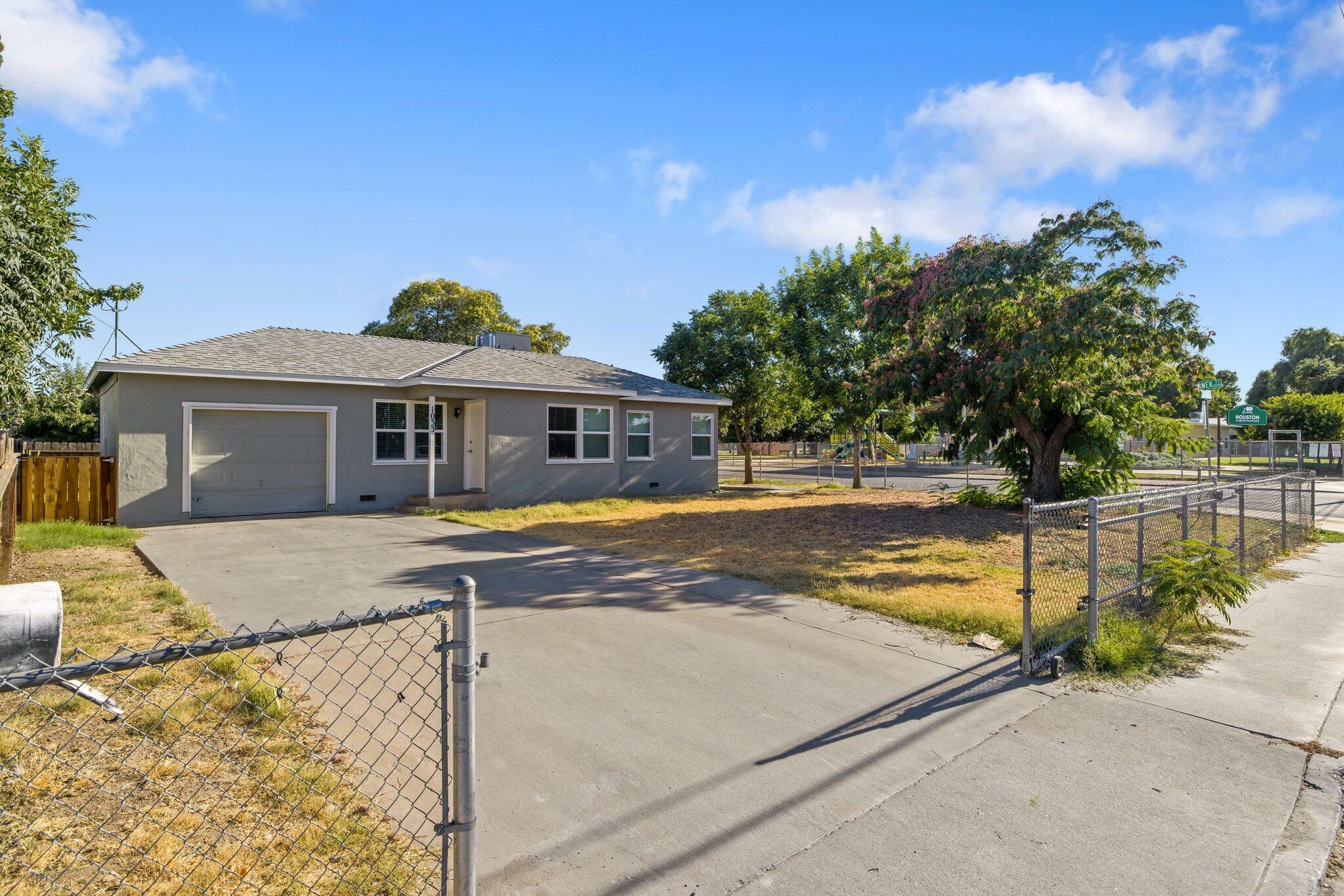 Property Photo:  1033 W Houston Avenue  CA 93291 