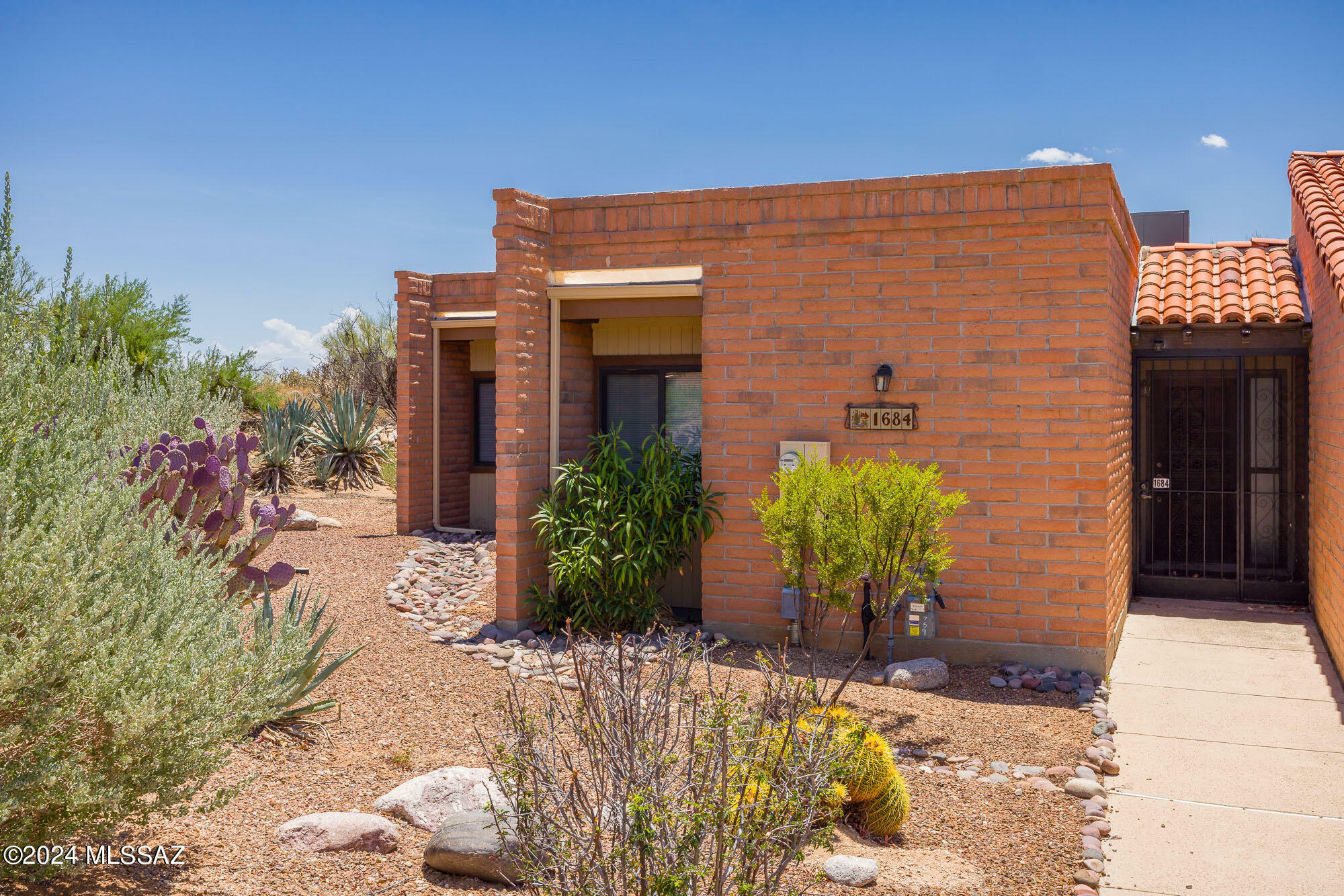 Property Photo:  1684 W Dalehaven Circle  AZ 85704 