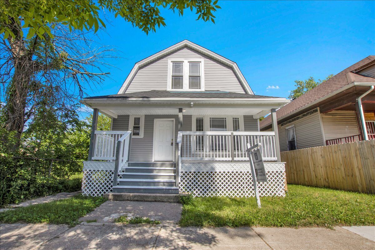 Property Photo:  7829 S Escanaba Avenue  IL 60649 