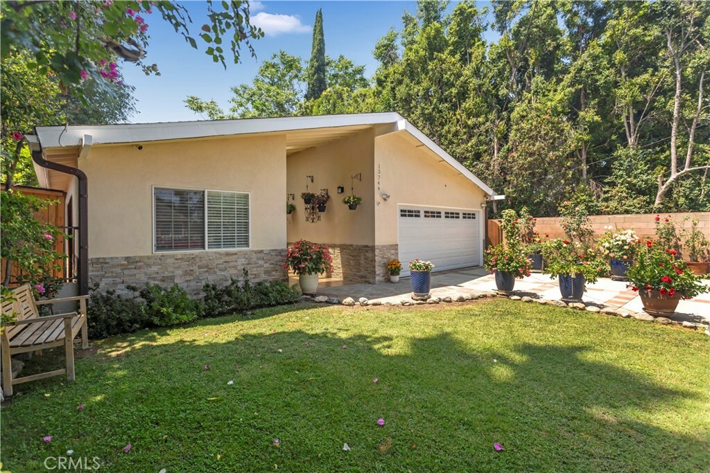 Property Photo:  13744 Sylvan Street  CA 91401 