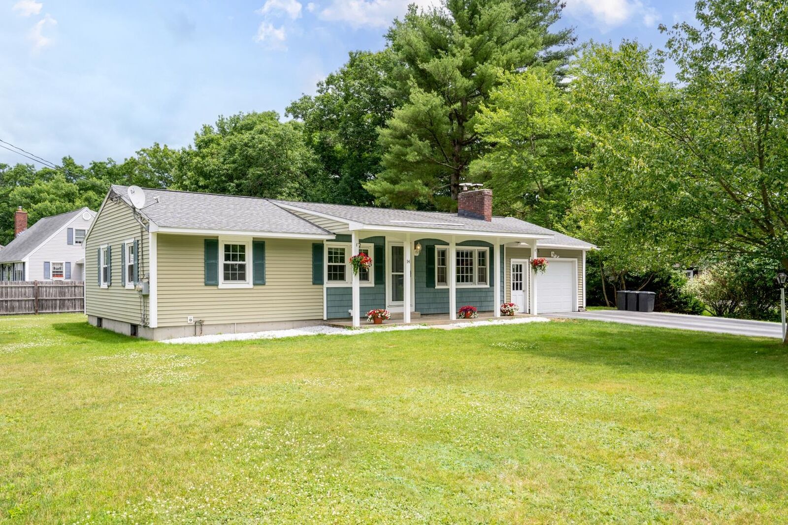 Property Photo:  14 Edgewood Avenue  NH 03054 