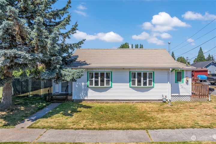 Property Photo:  1605 9th Street  WA 98270 