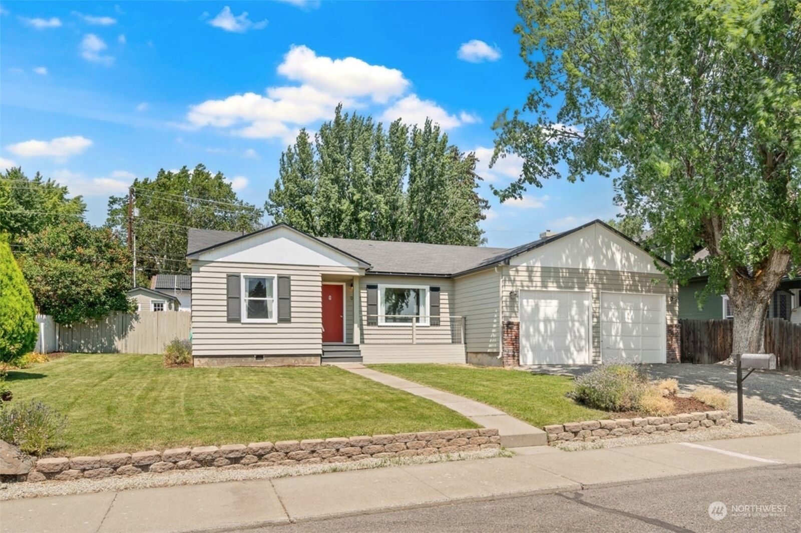 Property Photo: 911 E 1st Avenue WA 98926