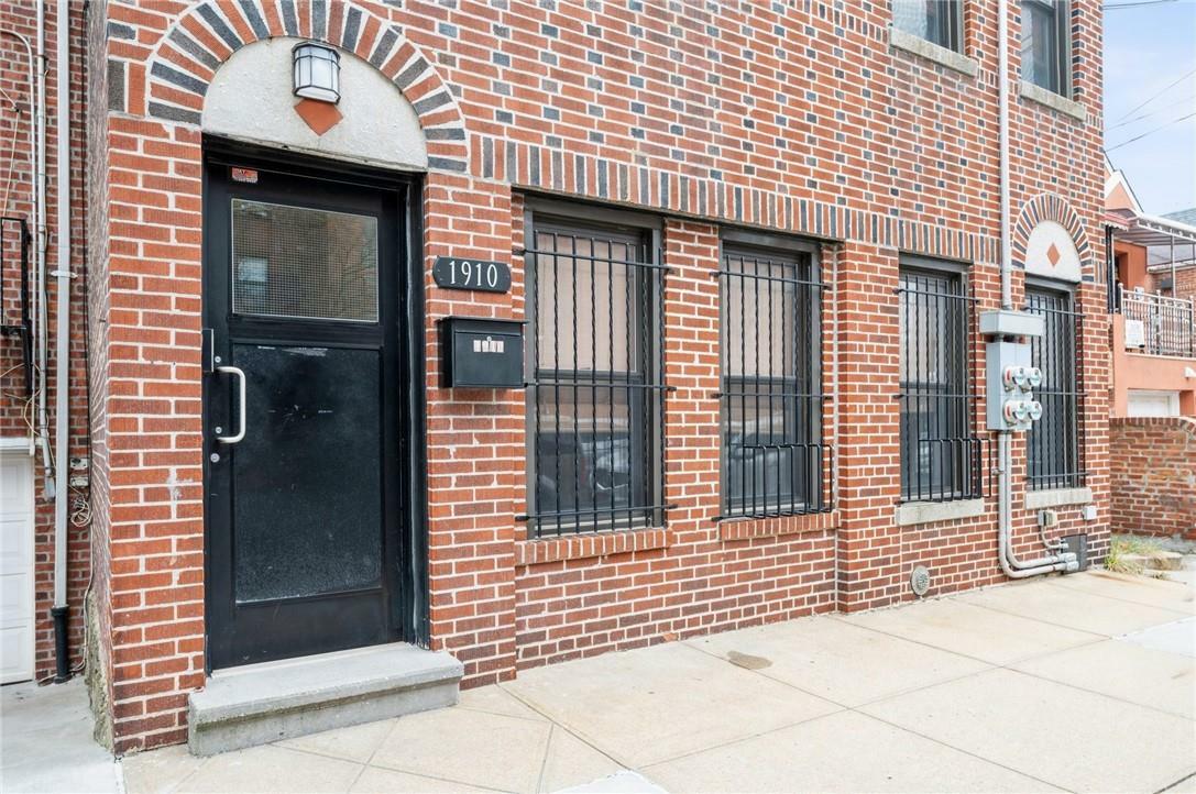 Property Photo:  1910 Hone Avenue 3  NY 10461 