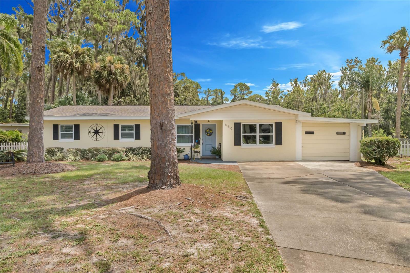 Property Photo: 840 W Woodward Avenue FL 32726