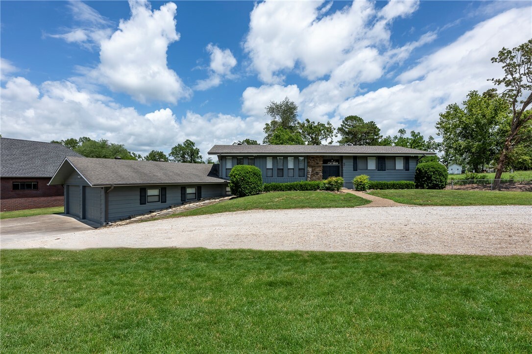 Property Photo:  800 NW D Street  AR 72712 