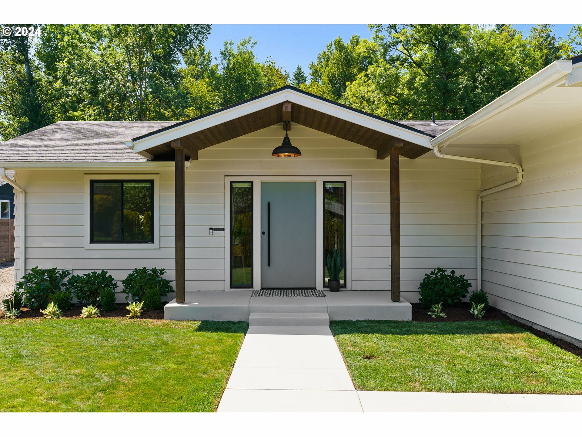 Property Photo: 2051 Wembley Park Rd OR 97034