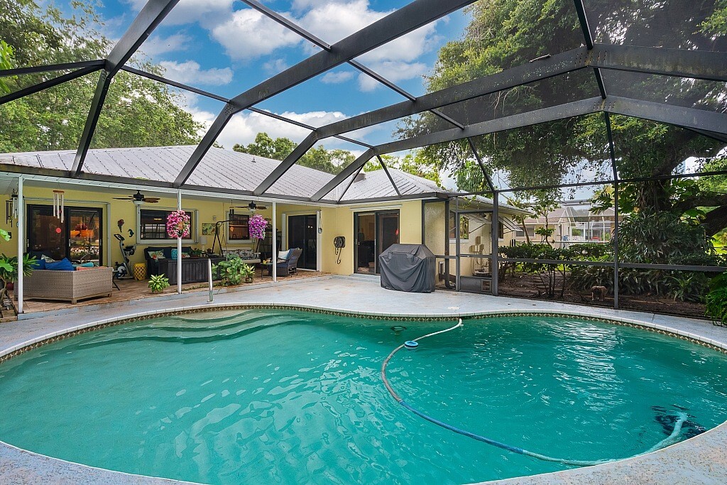 Property Photo: 1306 41st Avenue FL 32960