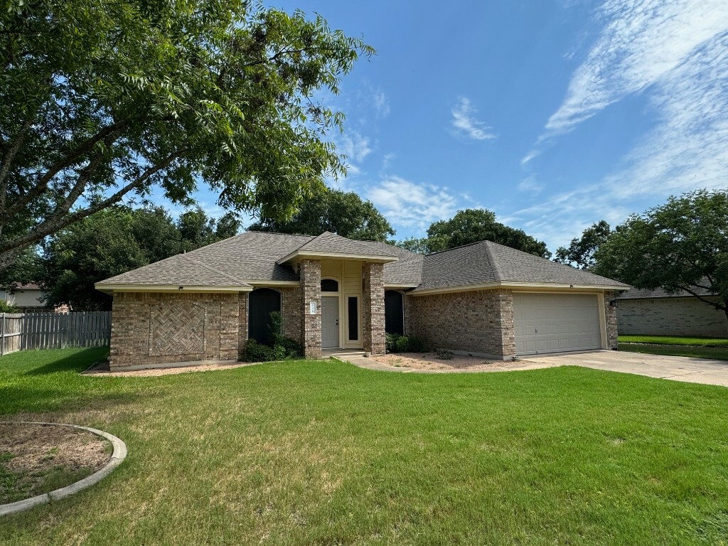 Property Photo:  126 Clover Leaf Cove  TX 78610 