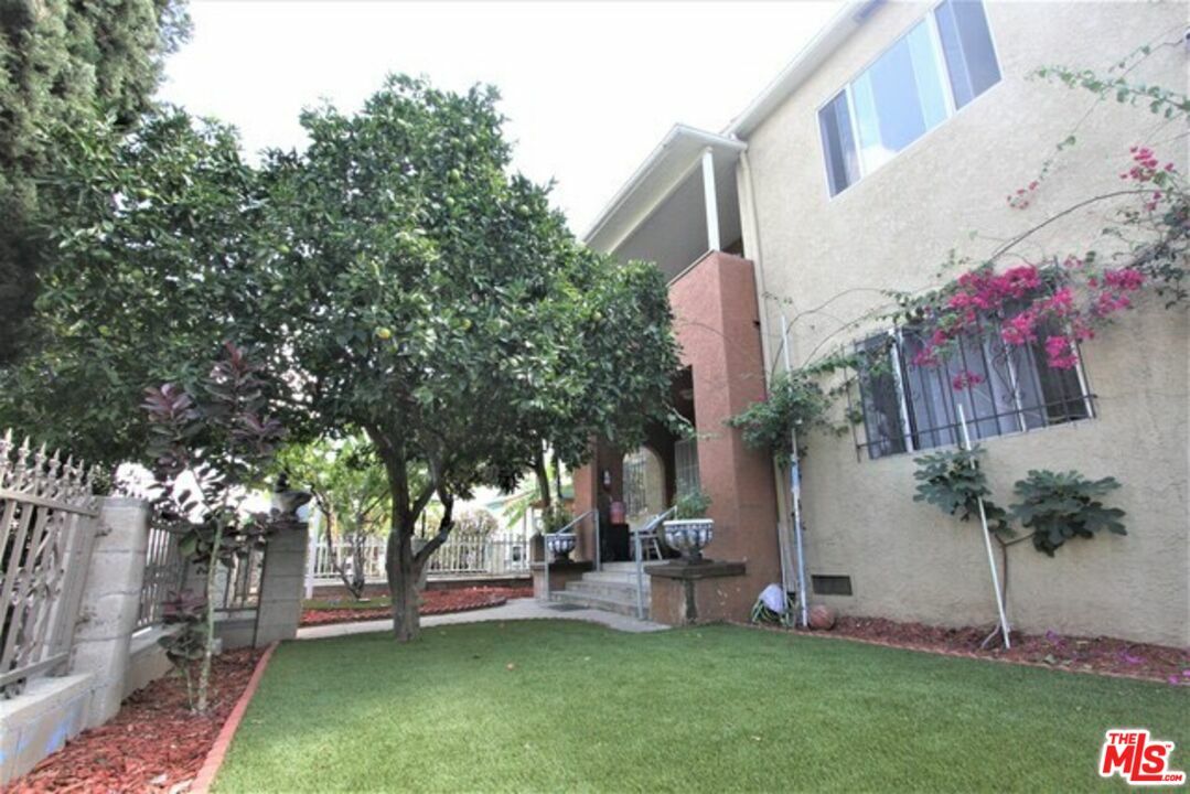 Property Photo:  5418  Lemon Grove Ave  CA 90038 