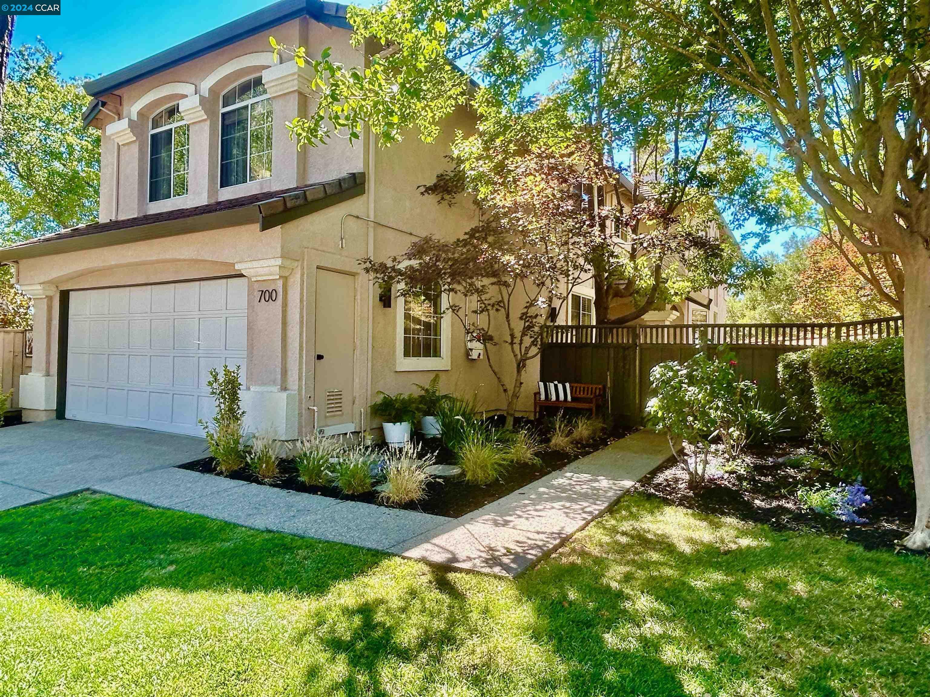 Property Photo:  700 Glasgow Cir  CA 94526 