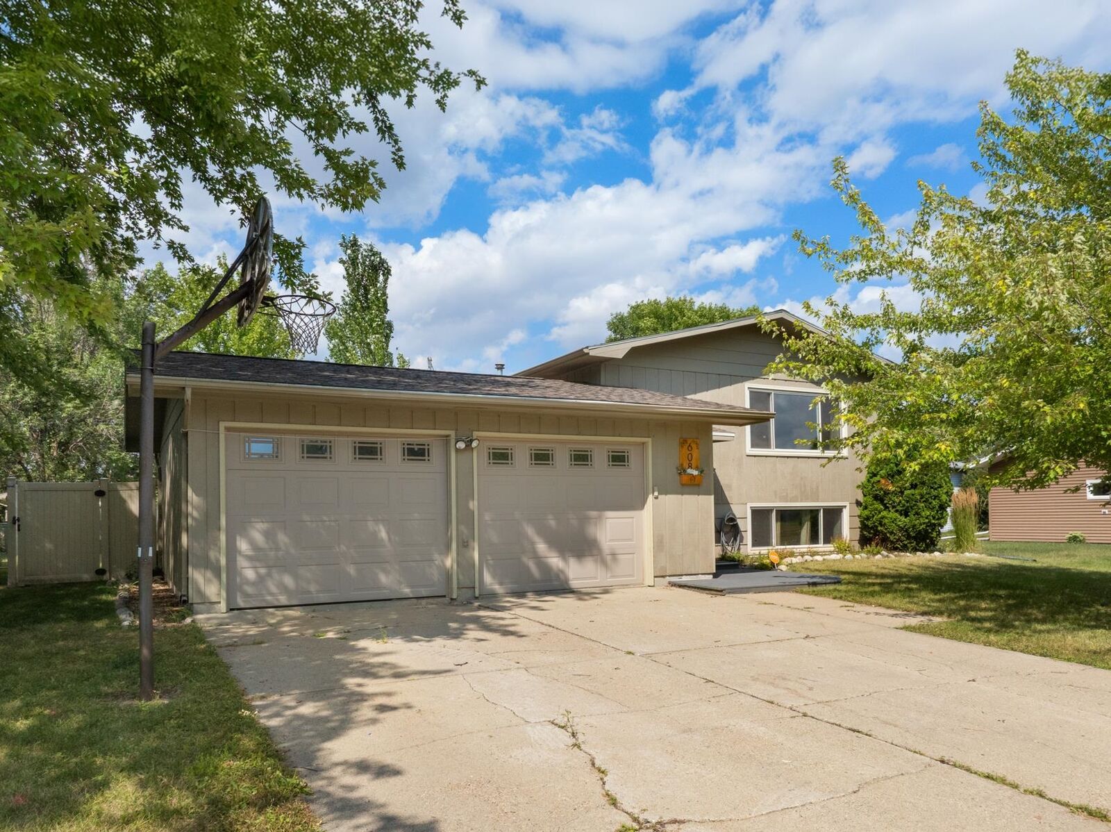 Property Photo: 608 25th Ave NW ND 58703