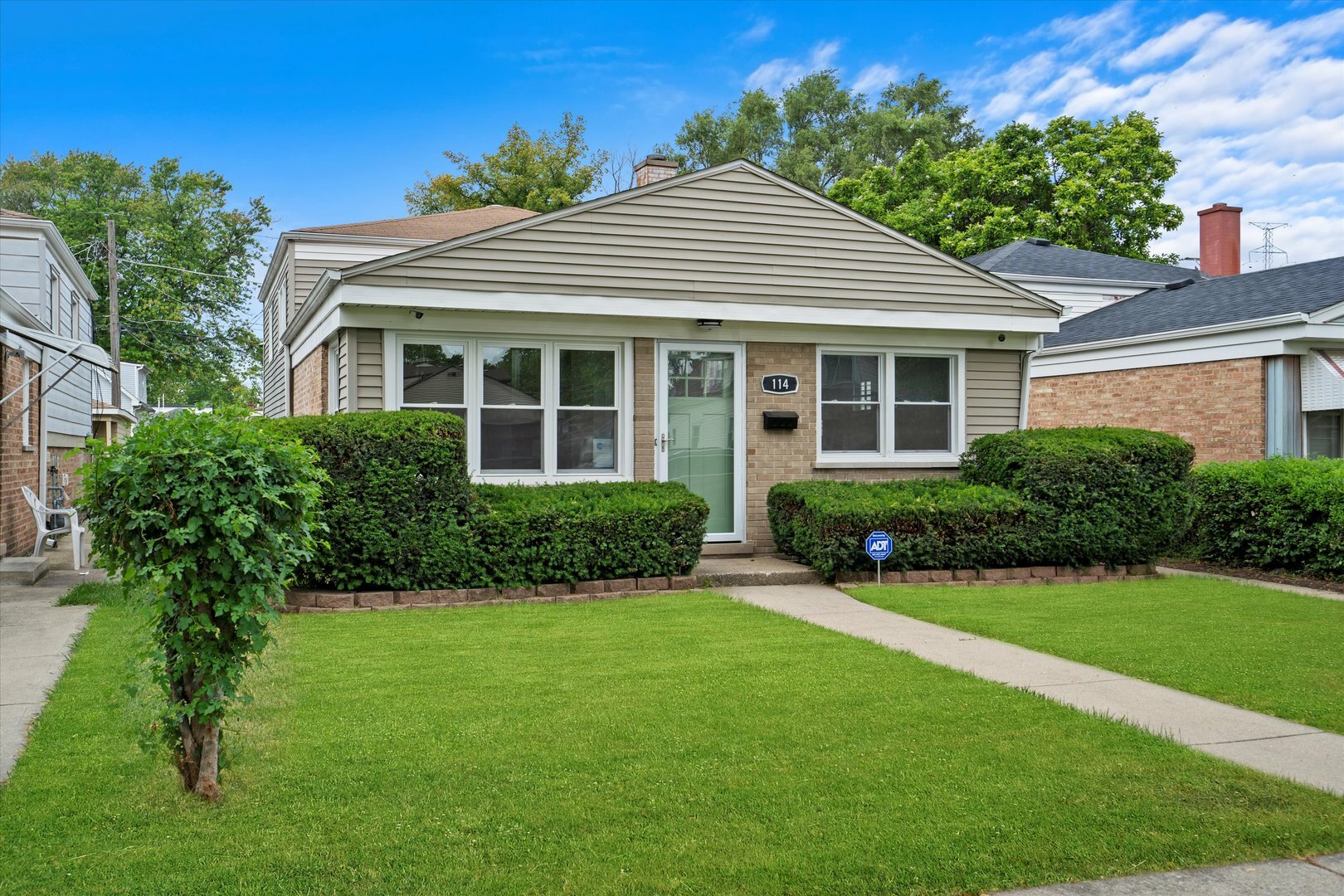 Property Photo:  114 Englewood Avenue  IL 60104 