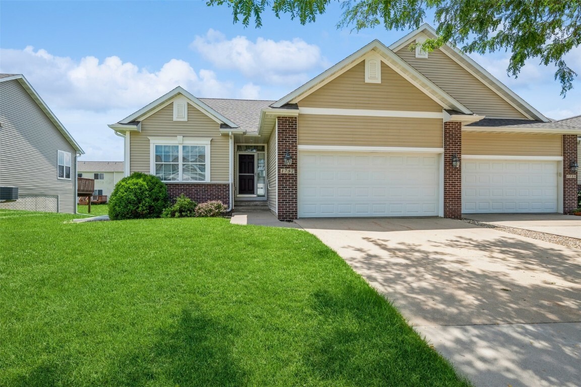 Property Photo:  1757 Hunters Creek Way  IA 52302 