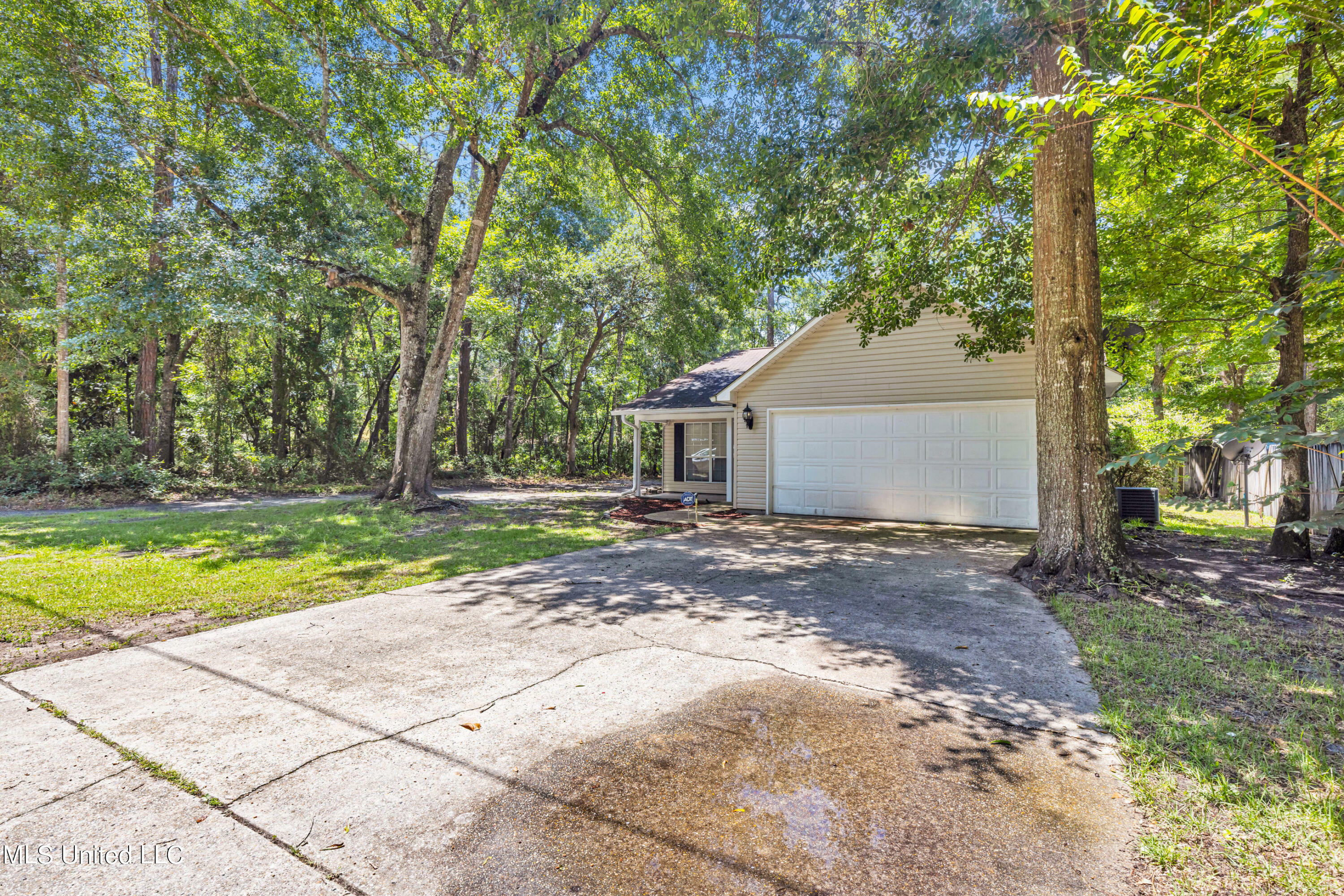 Property Photo:  1005 Walnut Street  MS 39564 