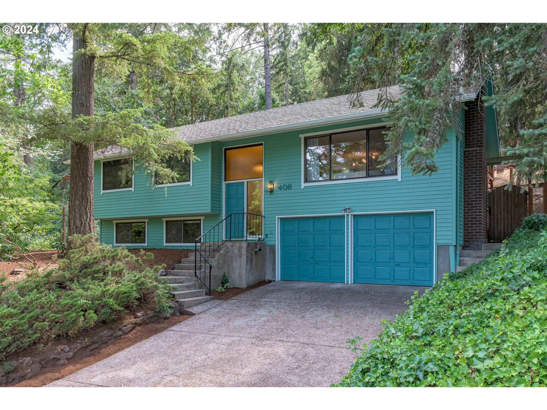 Property Photo: 408 Brae Burn Dr OR 97405