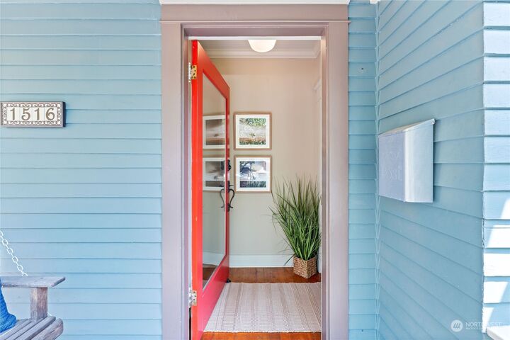 Property Photo:  1516 4th Avenue W  WA 98119 