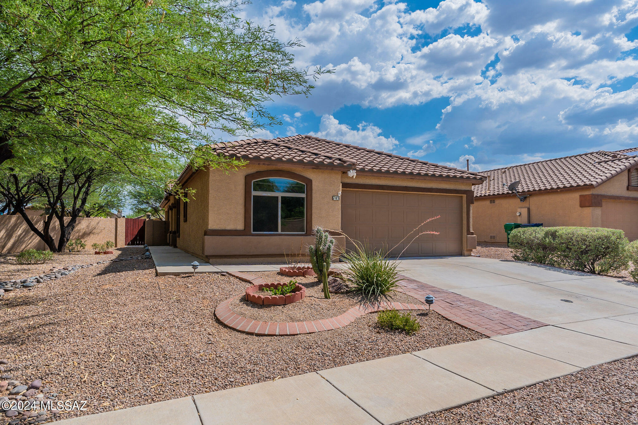 Property Photo:  703 W Calle Coroza  AZ 85629 