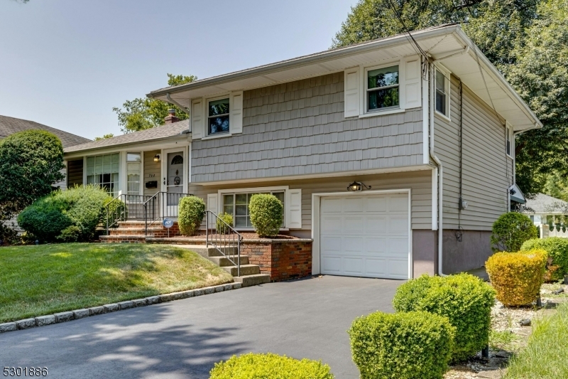 Property Photo:  708 Dianne Ct  NJ 07065 