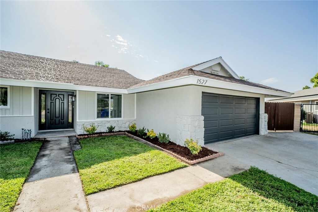 Property Photo:  1527 N Pine Avenue  CA 92376 