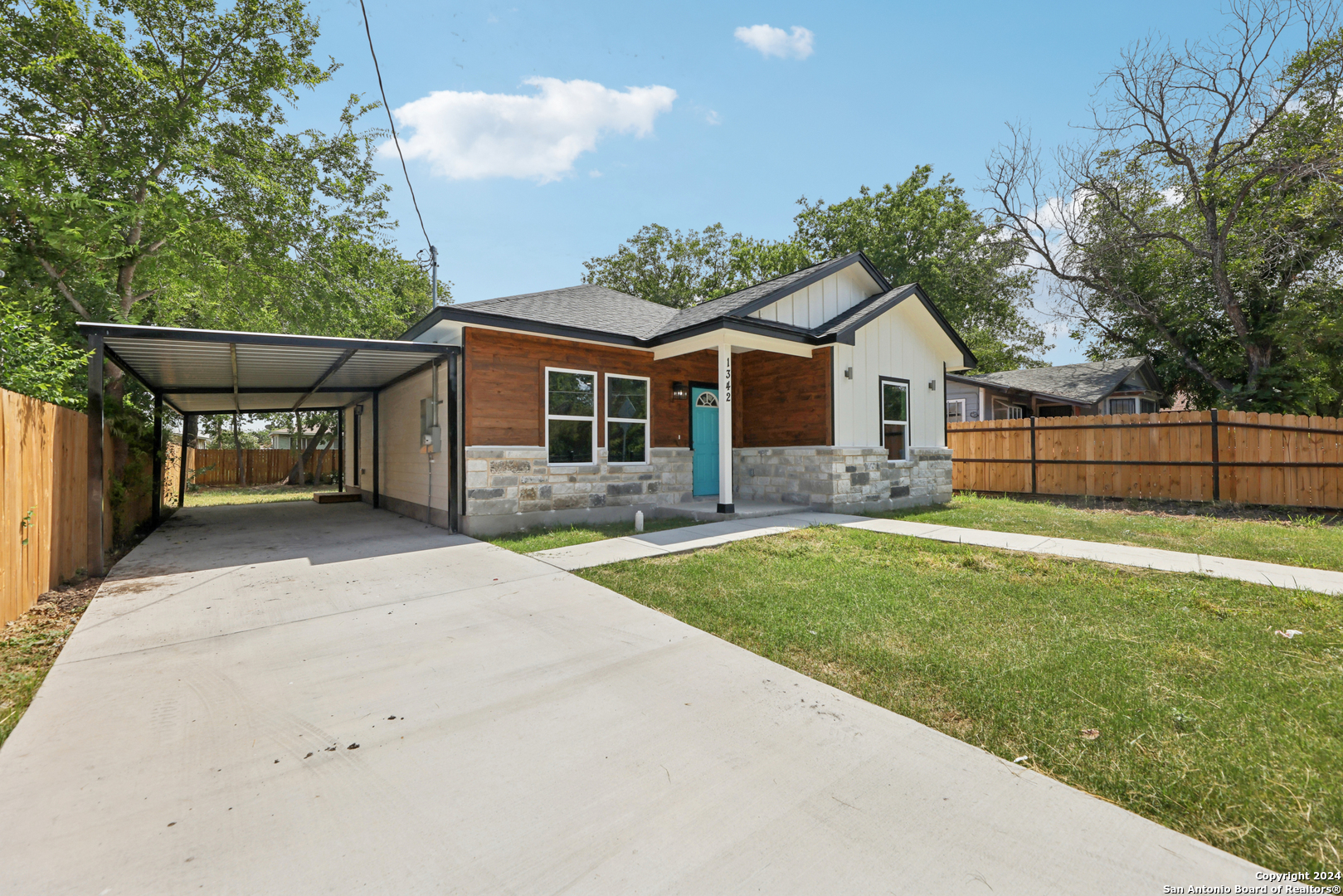 Property Photo: 1342 E Chavaneaux Rd TX 78214
