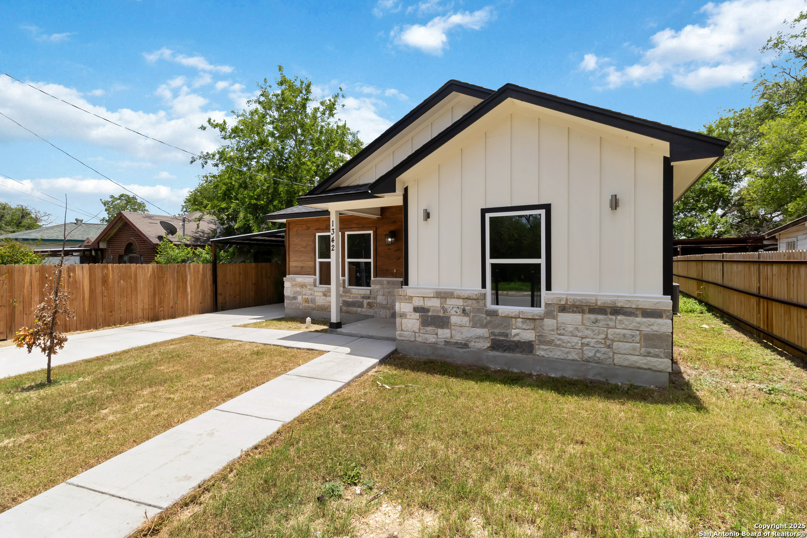 Property Photo: 1342 E Chavaneaux Rd TX 78214