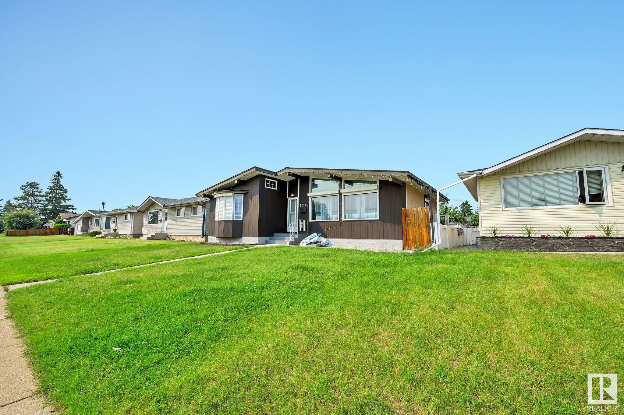 Property Photo:  7932 130 Avenue NW  AB T5C 1Y5 