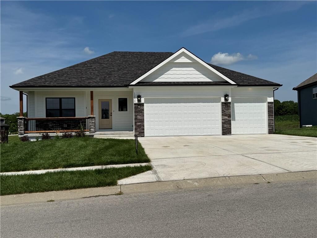 Property Photo: 12870 N Champanel Way MO 64079