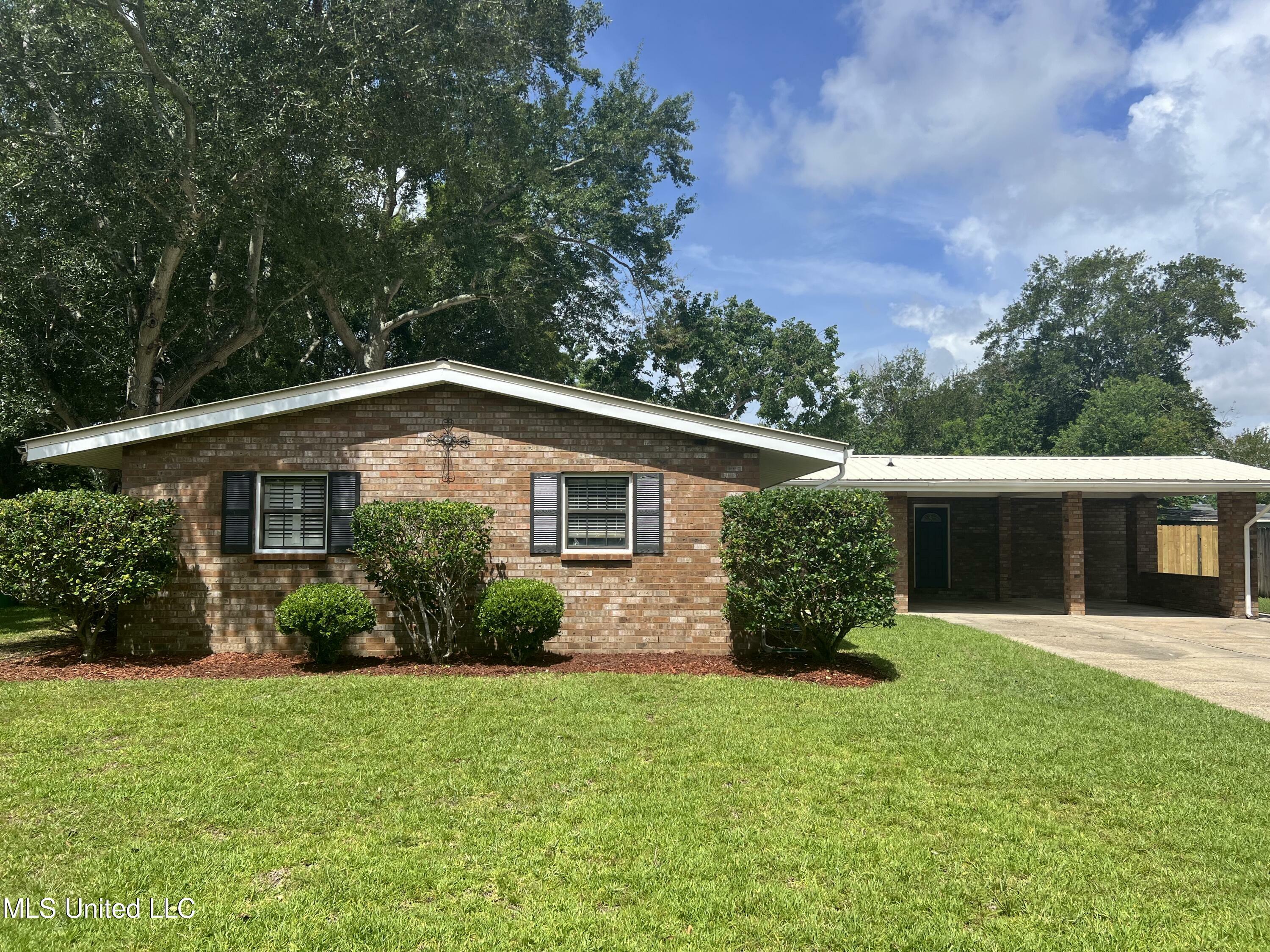 Property Photo:  2211 Meadowbrook Street  MS 39567 